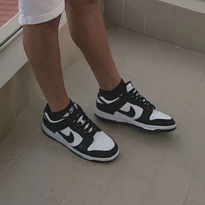 Nike dunks nyskick  - Säljer dessa nike dunks, äkta. Storlek 44😊 Super snygga, inga fel på dom de ser ut som helt nya! Min pojkvän köpte de för ca 2-3månader sedan och de är sparsamt använda! 😊 . 