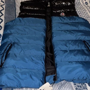 Moncler väst , DSQUARED2 bykor Ibrahimovic och ICON  - Pris kan diskuteras köper man alla 3 så blir det billigare , västen är L passar m och xl också , bykorna  Ibrahimovic passar m och s , de svarta Icon passar m,s, cs 