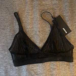 BH från Weekday • strl M - Helt oanvänd BH i skirt tyg från Weekday. 