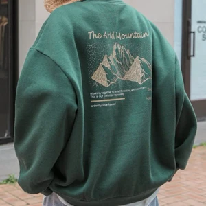 Sweatshirt - Superskön grön sweatshirt som inte kommer till användning, tjockt tyg som är perfekt till hösten😍 