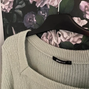 Stickad tröja  - Stickad tröja i grönt från gina tricot. 60 kr + frakt💕