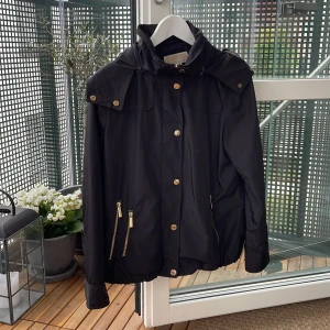 Michael Kors Jacka S/M - Svart jacka från Michael Kors. Ganska tunt material, funkar fint i väder och vind. Small/Medium beroende på vilken passform du gillar! 