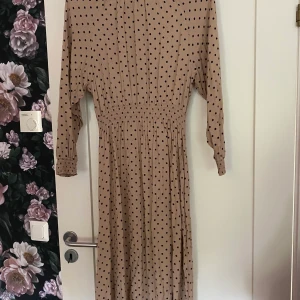 Klänning - Superfin prickig klänning från hm. Oklart vilken storlek det är, men skulle chansa på storlek  36. 60 kr + frakt💕💕
