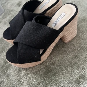 Sandaletter från Nly one  - Aldrig använda. Med en klack osäker på höjden. Ca 5-7cm? 