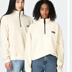 Fleecetröja  - Mysig fleece i Offwhite! Relaxed fit, 100% Polyester. Nypris 499kr! 