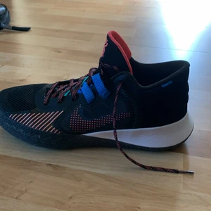 Basket skor - Säljer ett par basketskor inte till användning längre knappt använd köpt för  1200 