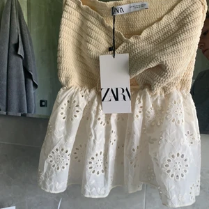 Zara topp helt oanvänd med pris lappen kvar - Säljer den då den it kommer till användning och helt slutsåld på Saras hemmsida och butiker