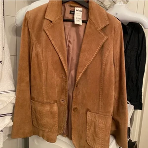 brun mockajacka!! - brun mockajacka köpt på myrorna från lindex för 215 kr. bra skick! säljer pga att jag inte får någon användning av den. lappen är borta men skulle uppskatta att det är en S-M beroende på hur man vill att den ska sitta! <3