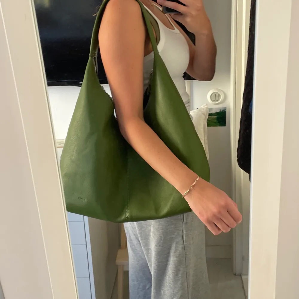 Perfekt väska i sjukt fin grön färg! . Väskor.
