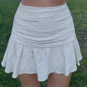 Slutsåld beige linne kjol med shorts under, från Stradivarius i storlek 34💕 Aldrig använd, säljer pga har en vit som jag använder mer. Skriv för mer frågor eller bilder! 