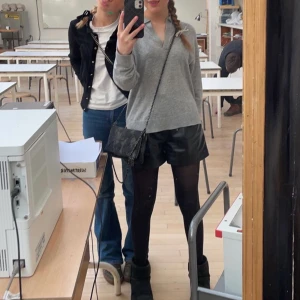 Grå tröja - En jätte snygg grå tröja från Neo Noir. Ser nästan ny ut, är lite nobbrig där fram som man kanske ser på bil nr. 2.  Strl S och köptes för 750kr💓💓