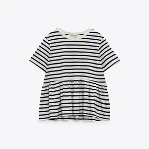 Zara tröja - Säljer denna super snygga tröja ifrån zara som tyvärr inte har kommit till så mycket användning!  Den är i storlek XS och sitter super fint med några linne byxor eller ett bar jeans! Säljer den för 150kr+frakt då den inte är så använd, pris kan diskuteras