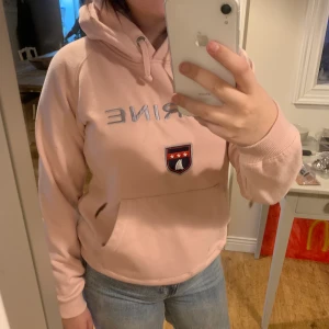 Strl S - Säljer denna hoddien som är köpt i Öland, vet tyvärr inte märker men antar att det är samma märke som det står på tröjan💘 köpt för 400kr. Men tyvärr har den några fläckar vid fickan som ej går bort. Därför säljer jag den endast för 100kr💘