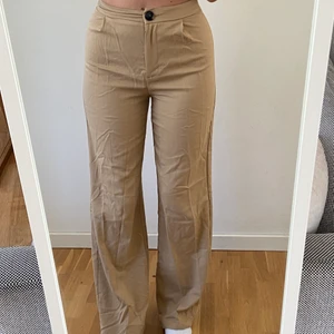 Byxor - Byxor från bershka, har sytt på knappen för hand men det har hållit hittills och ska nog inte vara några problem ☺️