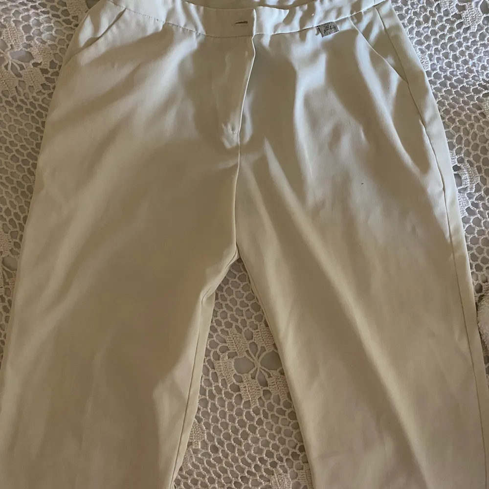 Ett par fina vita lowwaist kostymbyxor som i nyskick, skönt lätt material. Jeans & Byxor.
