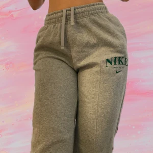 Nike byxor - Inga defekter. Nypris 579kr från zalando. Mitt pris 230kr Dem passar bra till hösten💛