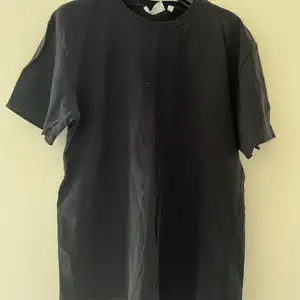 En helt svart tröja från weekday med snygg passform