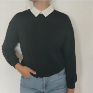 Svart tröja - Svart tröja med piké från Shein. Storlek - XS - Använd 1-2 gg. Sitter bra <3