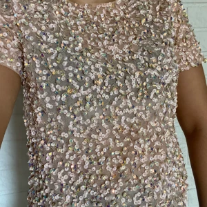 Paljettopp - Paljettopp från asos i bra skick! Toppen har fastsydda guldiga o rosa paljetter. Och är relativt genomskinlig. 