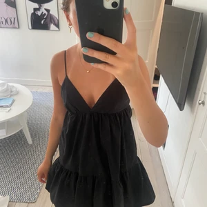 Zara klänning - Säljer denna fina klänning ifrån zara i bra skick. Den är i storlek XS