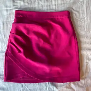 Säljer denna superfina rosa kjol som jag köpte för att ha på lollapalooza men säljer eftersom det inte är min stil. Endast använd en gång och köptes för ca en månad sedan❤️