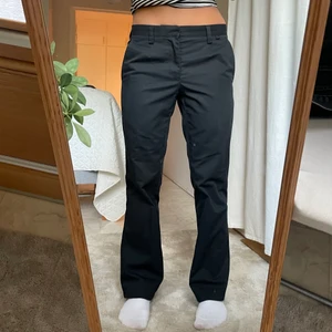 Lågmidjade kostymbyxor - Lågmidjade kostymbyxor från Jarl för 150 kr🦋🦋🦋innebenslängd 74 midjemått 86