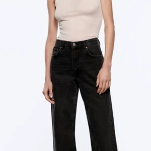 ZARA Jeans Slutsålda!!! - Hej! Säljer nu mina zara jeans, de är i storlek 44 men har inte använt dem en enda gång. Därav lappen kvar, superfina mörkgråa jeans. High waist full length! Nypris 399 säljer för 150 plus frakt❤️