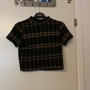 Croppad tshirt - Rutig stickad topp🐝