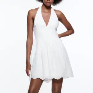 Ny zara halterneck klänning😍😍 säljer denna nya klänning som jag inte kan ha på mig❤️ använd 1 gång inga skador alls, köptes för 399kr helt ny💓💓 skriv privat om fler bilder💋💋 PRIS KAN DISKUTERAS😘❤️