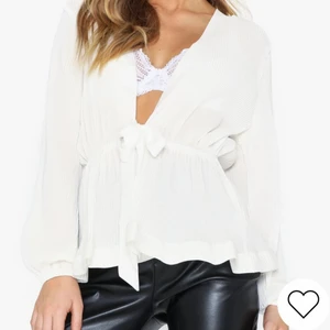 Blus från Nelly - Vit blus från Nelly. Aldrig använd tidigare. Storlek 34.