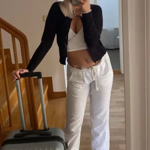 Vita linnebyxor ifrån roxy - Ett par superfina linnebyxor från Roxy, andledningen varför jag säljer dem är för att jag har ett till par linnebyxor i samma färg!! De är i storlek S och budgivningen startar på 300 kr! Jag är 165 cm lång!!