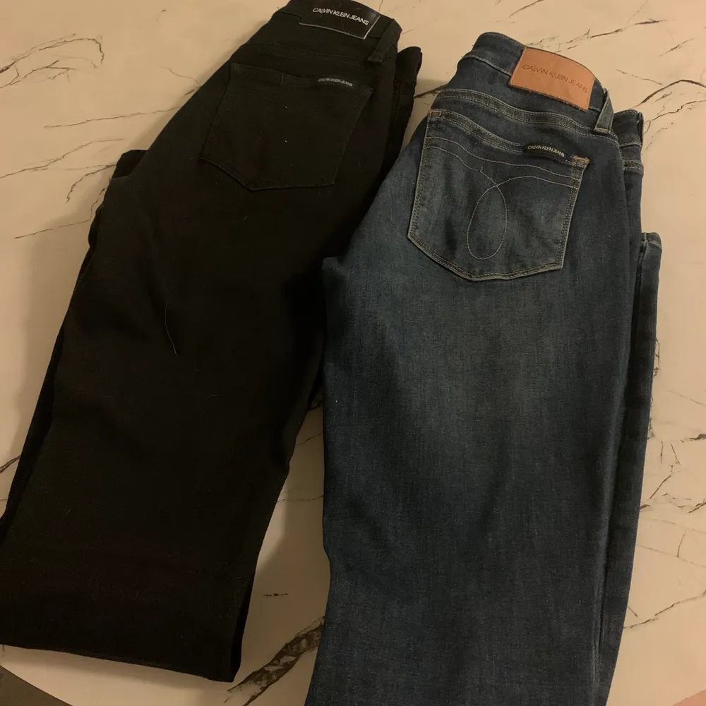 Ett par blå och ett par svarta nya använda 1 gång 500kr styck eller båda 1000kr . Jeans & Byxor.