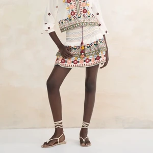 Kjol, Zara  - En kjol från zara i st S men går att ha större storlek eftersom den är töjbar. Den är ganska ny och har använts några gånger men inget som är fel eller så. 