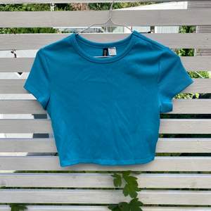 En kort tröja i blå, den är ribbad, endast testat och är då i nyskick, nypris 99 kr