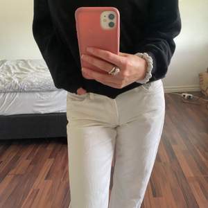 Weekday arrow jeans i vit, aldrig använt och köpte från Plick! De passade inte mig riktigt kände jag men ff väldigt fina!🫶🏻❤️