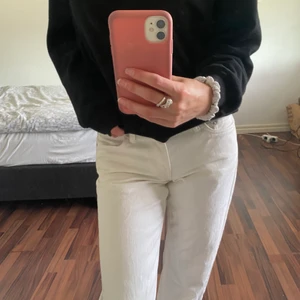 Vita lågmidjade jeans - Weekday arrow jeans i vit, aldrig använt och köpte från Plick! De passade inte mig riktigt kände jag men ff väldigt fina!🫶🏻❤️