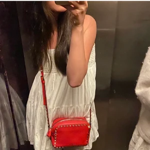 Valentino garvani väska röd❣️ - Beskrving finns inne på min profil,köp direkt för 6500kr+frakt❣️