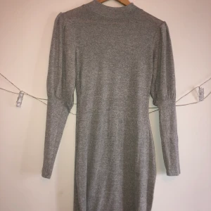 Klänning - En mysig grå klänning som passar perfekt till höst och vinter. Storlek S.