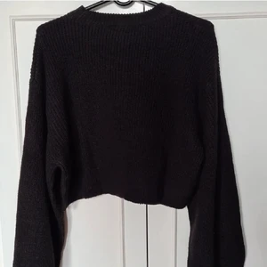 Lätt svart stickad tröja  - Jätte fin croppad svart stickad tröja ifrån H&M, perfekt till en fin kjol med något mönster en sen sommar kväll, I fint skick men lite nopprig men inget som syns