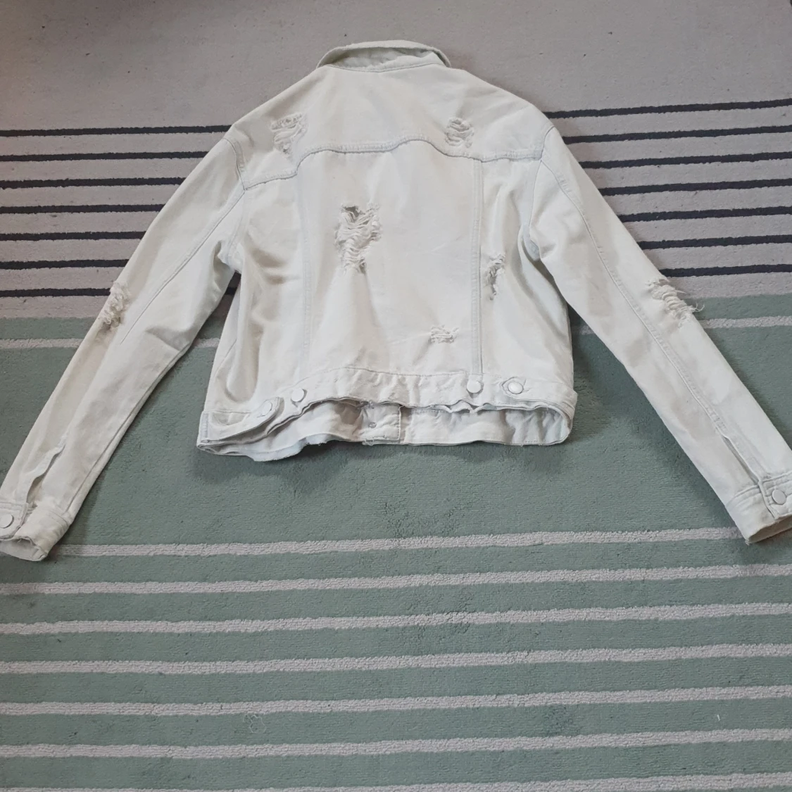 Vit, lite coolt sliten jeansjacka - 91