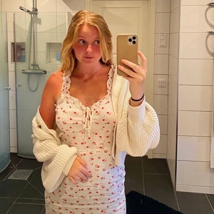 Klänning - Säljer en perfekt sommarklänning i strl 38. Nyskick! Köpare står för frakt💘