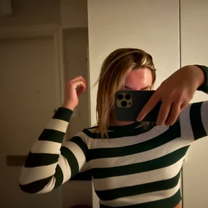 Topp zara  - Jätte söt topp/tröja ifrån zara, använt någon gång och säljer pga att den inte kommer till använd längre 