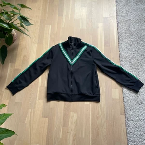 Tröja från sisley - Tröja med dragkedja. Aldrig använd. Storlek M.