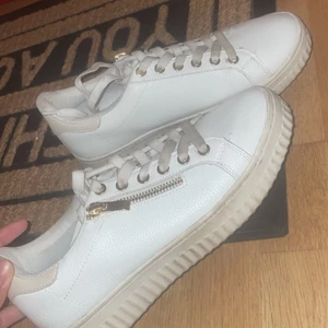 Vita skor  - Använd någon enstaka gång, alltså nyskick  Storlek 38. 