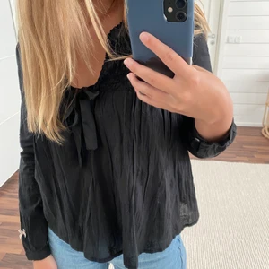 Odd Molly blus - Svart blus från Odd Molly. I mycket fint skick. Säljer på grund av att den aldrig kommer till användning.