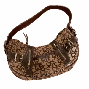 DKNY handväska  - DKNY handväska, gott skick och nästan aldrig använd 