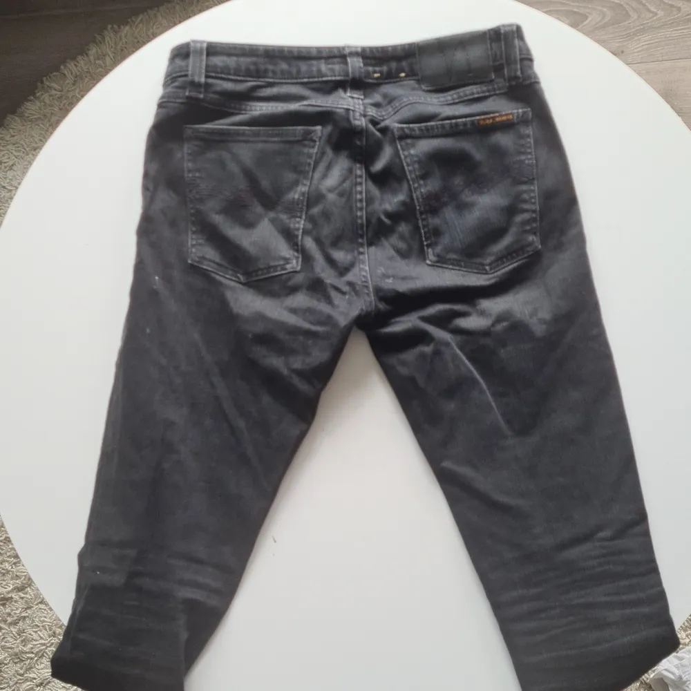 Ett par svarta jeans från nudie. I bra skick. Storlek 30/32 Nypris 1500. Jeans & Byxor.