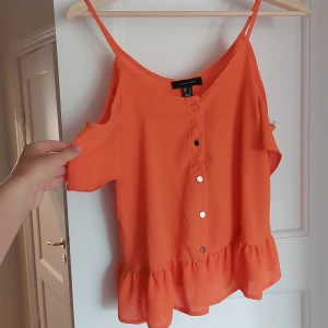 Primark topp - storlek S - En topp av storlek S köpt på primark. Använts väldigt sparsamt.