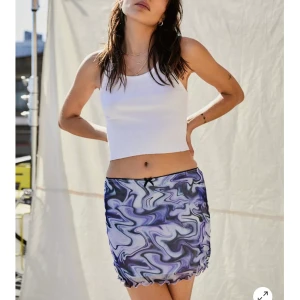 Kjol - Säljer min supersöta kjol från urban outfitters!💕💕 Helt oanvänd! Säljer då jag inte tycker att den sitter bra på mig💕 Kjolen är samma som på de två första bilderna bara blå istället för lila💕 Köpt för 325kr