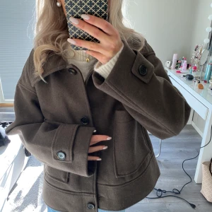 Kappahl jacka🔥 - Säljer denna populära bruna jacka från Kappahl som är helt slutsåld. Aldrig använd lappen sitter till och med på!💖